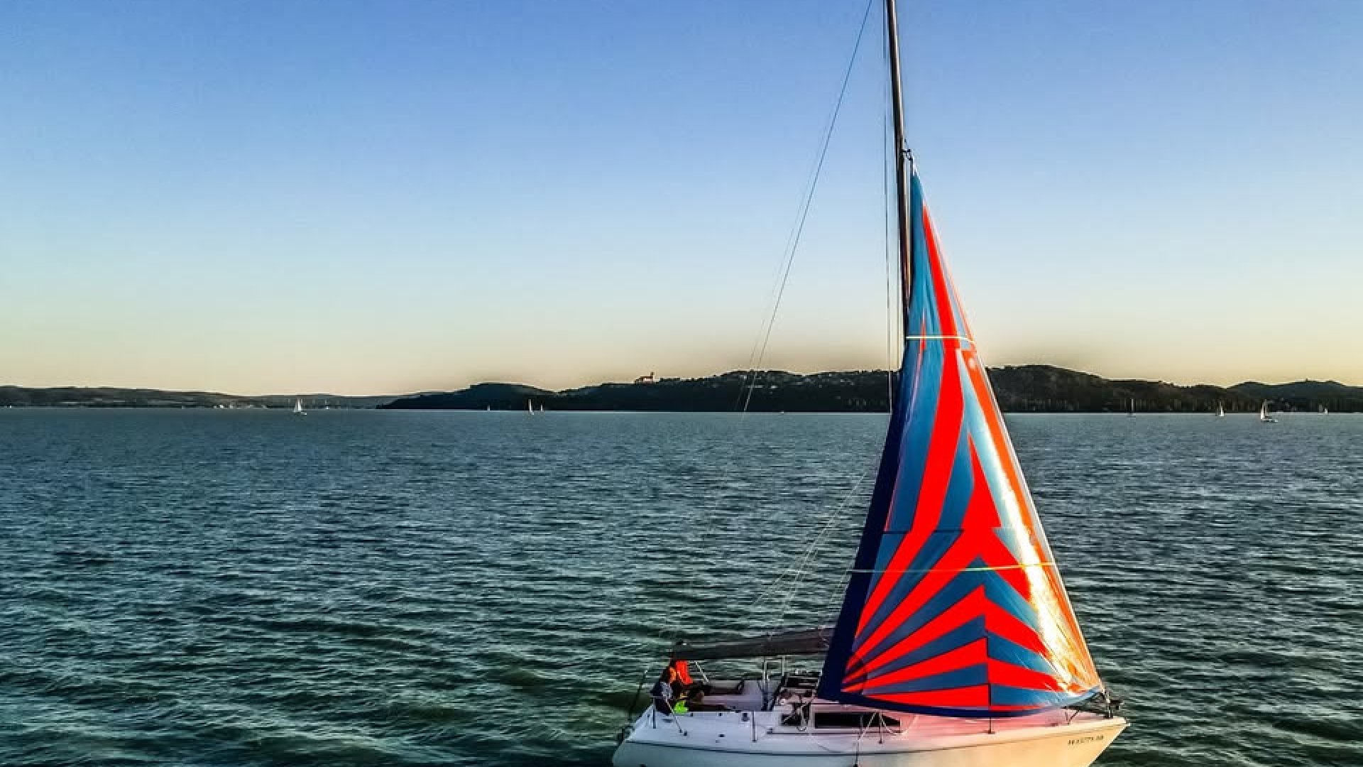 A Ma’n’Na Dolphin 26 vitorlás 2 éve van nálunk. Ez idő alatt a hajón jelentős felújításokat, fejéesztéseket végeztünk. Teljesen Eladó használt Dolphin 26 vitorlás hajó