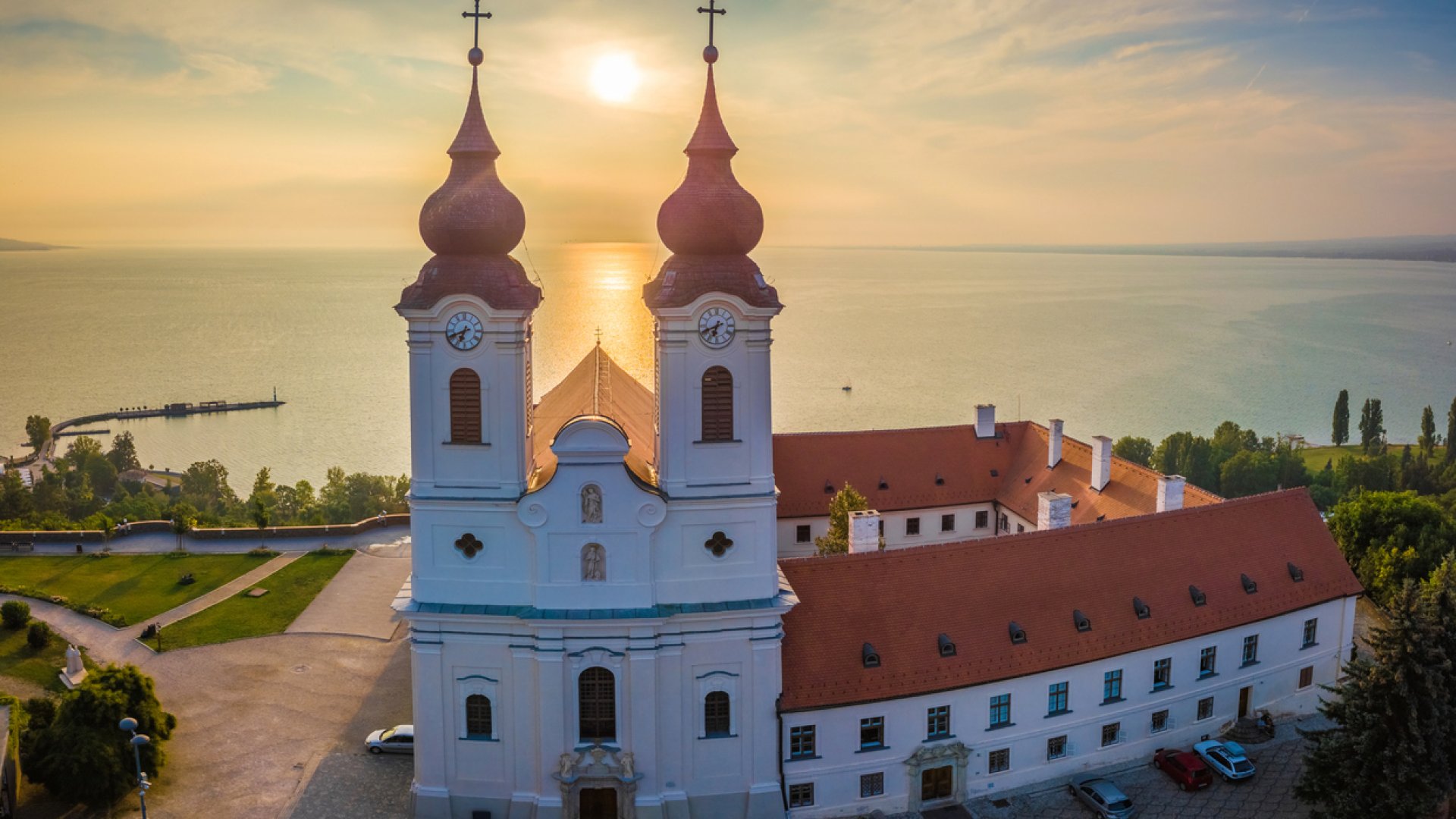 Tihanyi Szabadtéri Játékok 2024: Színházi élmények a Balaton partján