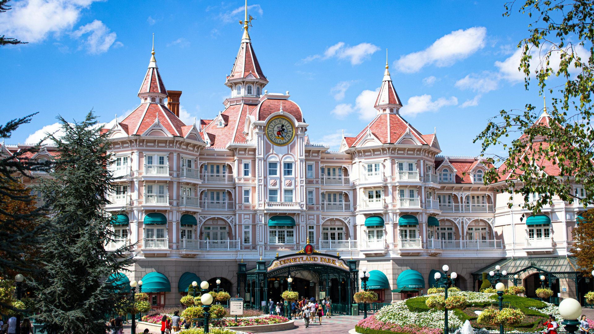 Újranyitott a Párizsi Disney Hotel Újranyitott a Párizsi Disney Hotel