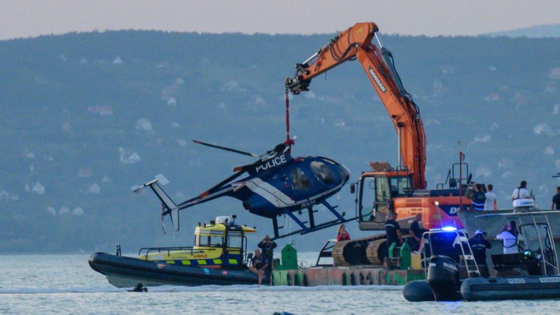 Balatonba zuhant egy helikopter: személyi sérülés nem történt, az esetről videó felvétel is kézült