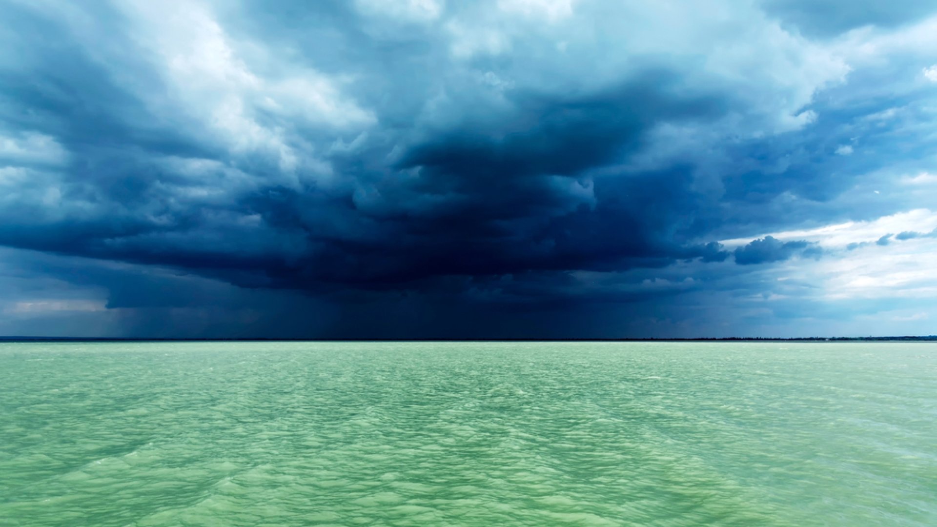 Lenyűgöző fotó: A Balatoni viharban rajzolódott ki a templom alakja