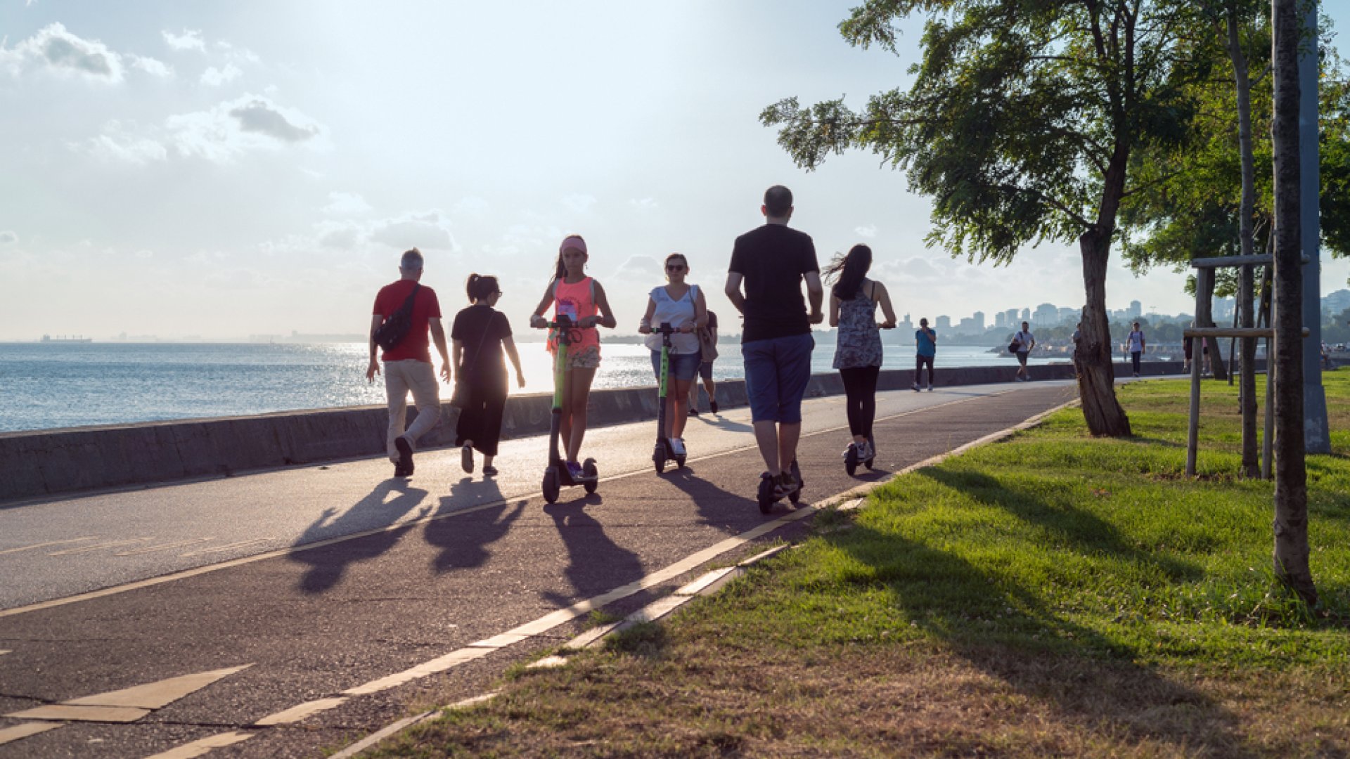 A Balatonra is megérkezett az elektromos roller megosztó: ebben a  városban lesznek e-rollerek