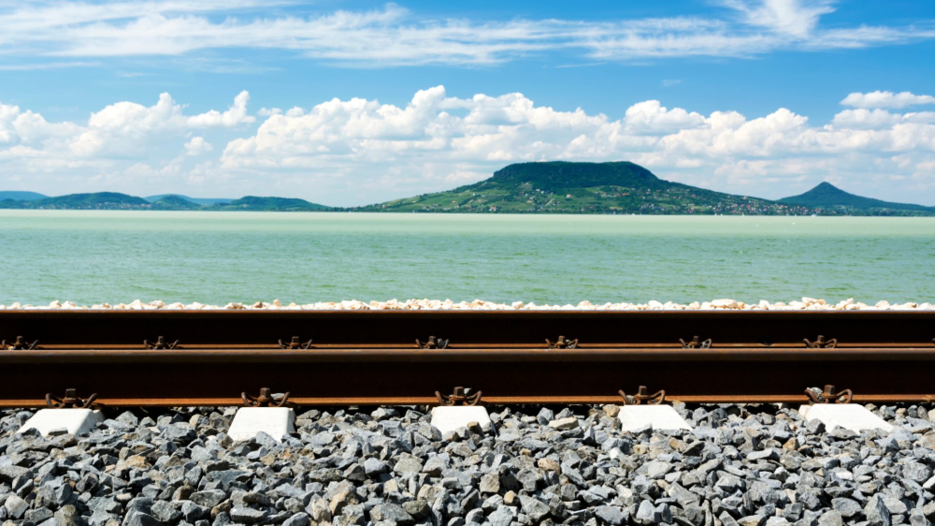 Ady, József Attila, de Kemény Zsófi versek is hallhatóak lesznek  a balatoni vasútállomásokon