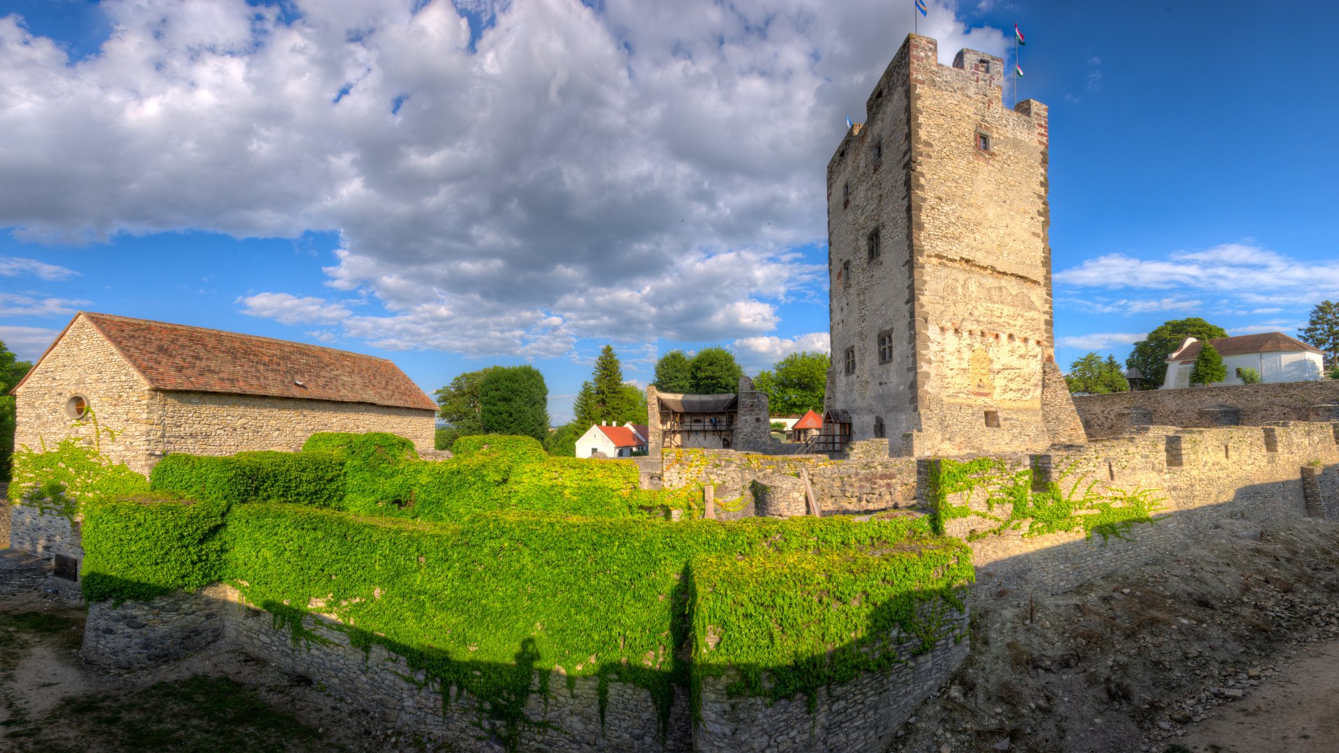 Újra várja a látogatóit a Kinizsi vár – Látogass el a Balaton-felvidék legendás várába