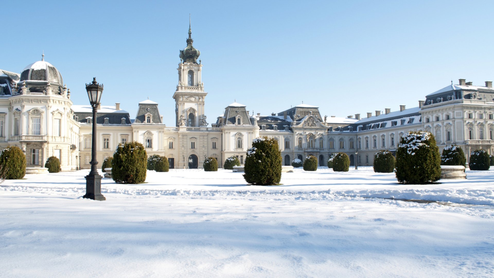 Jégpályák a Balaton körül: vannak ingyenes pályák, és sok helyen izgalmas programokat is szerveznek!