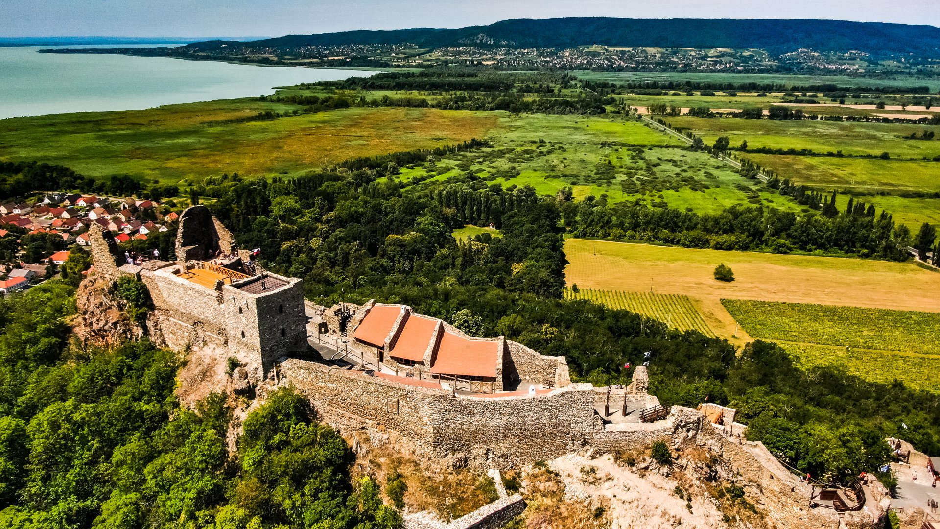 A Balaton északi partjának 5 legvarázslatosabb helye téged is magával ragad - bakancslistára velük!