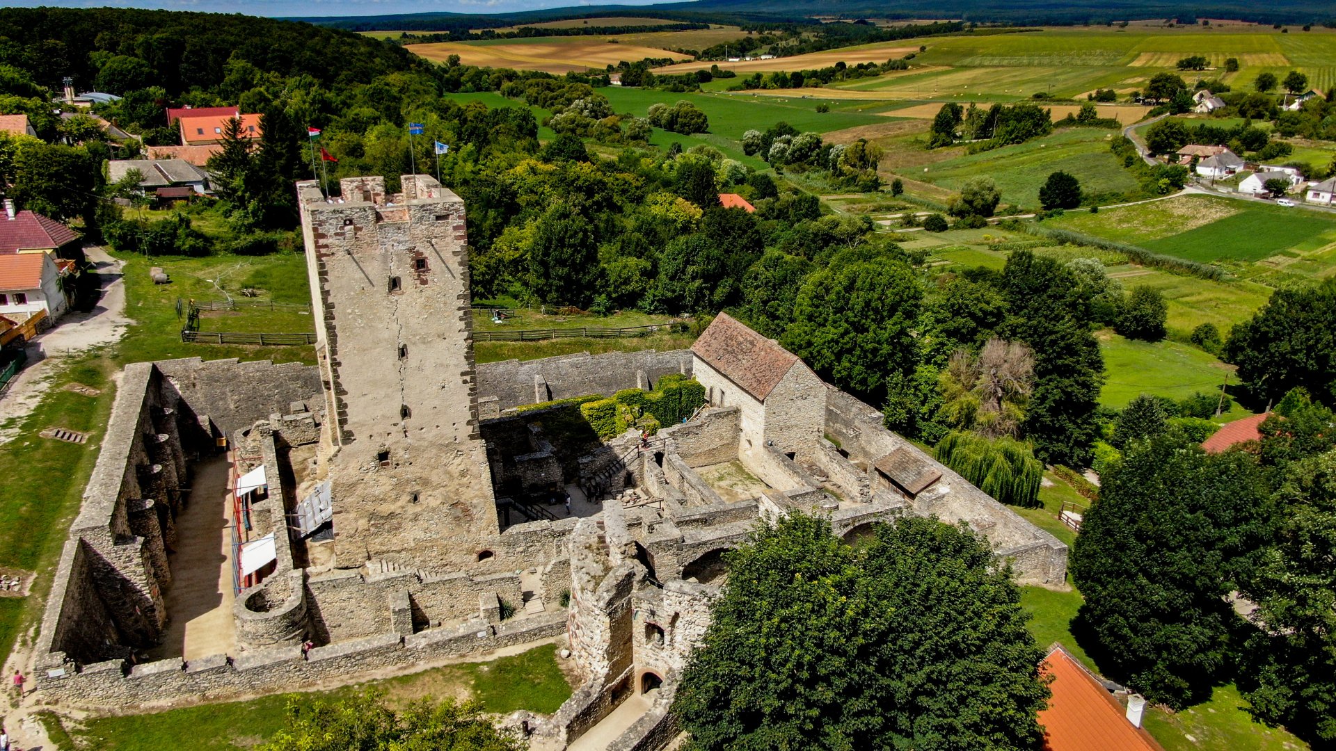 Megújul a Balaton egyik legszebb vára, a Kinizsi-vár, van is pár bennfentes fotónk róla