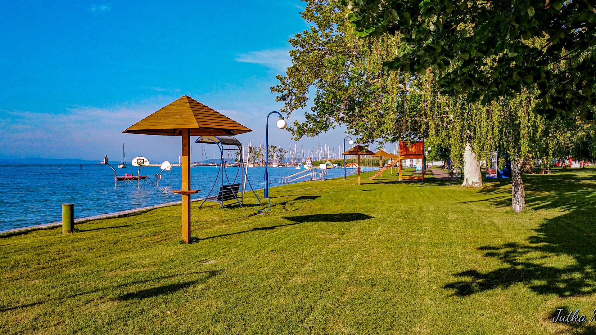 Sokan kérdezik, milyen a Balatonnál ősszel? Meleg-e a víz még, lehet-e fürdeni szeptemberben? Mit lehet csinálni itt egyáltalán Érdemes-e szeptemberben a Balatonhoz menni?