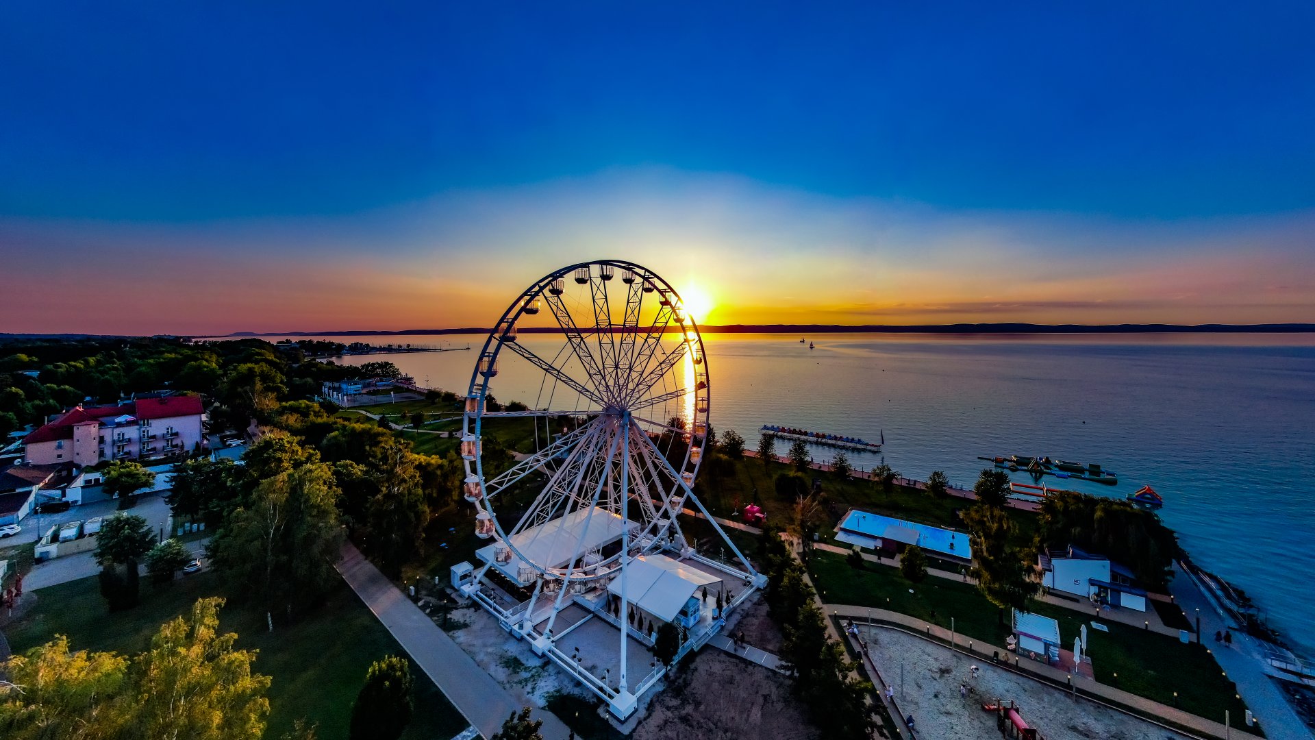 Idén Siófokra megyek nyaralni, mi van ott, segítsetek?! Programok, nevezetességek?