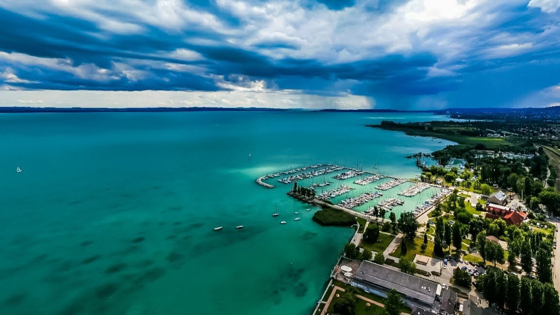 Nagyon hínáros a Balaton vize sok helyen – baj ez? A szakember válaszol!