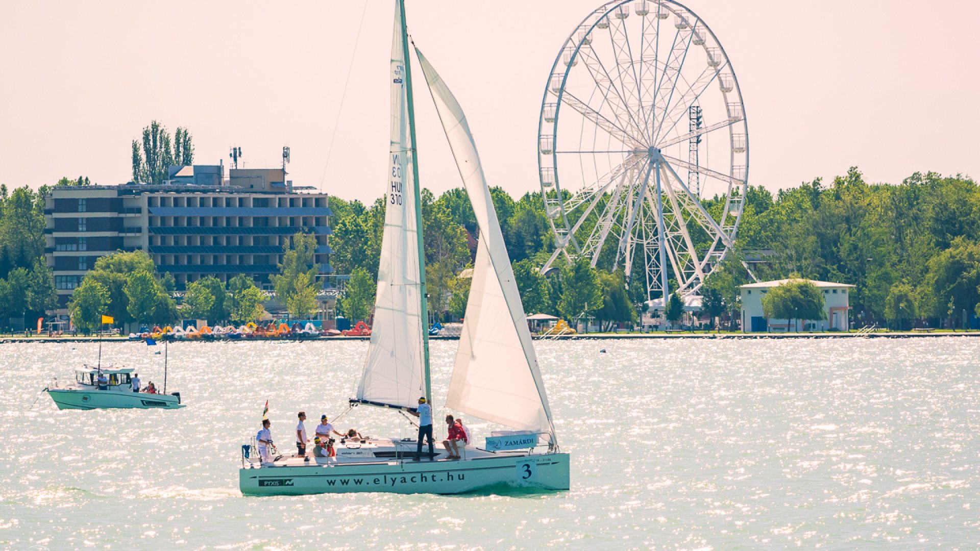 Közönségsikerrel és teltházzal zajlott le az idei Nemzeti Regatta Siófokon! Közönségsikerrel és teltházzal zajlott le az idei Nemzeti Regatta Siófokon!