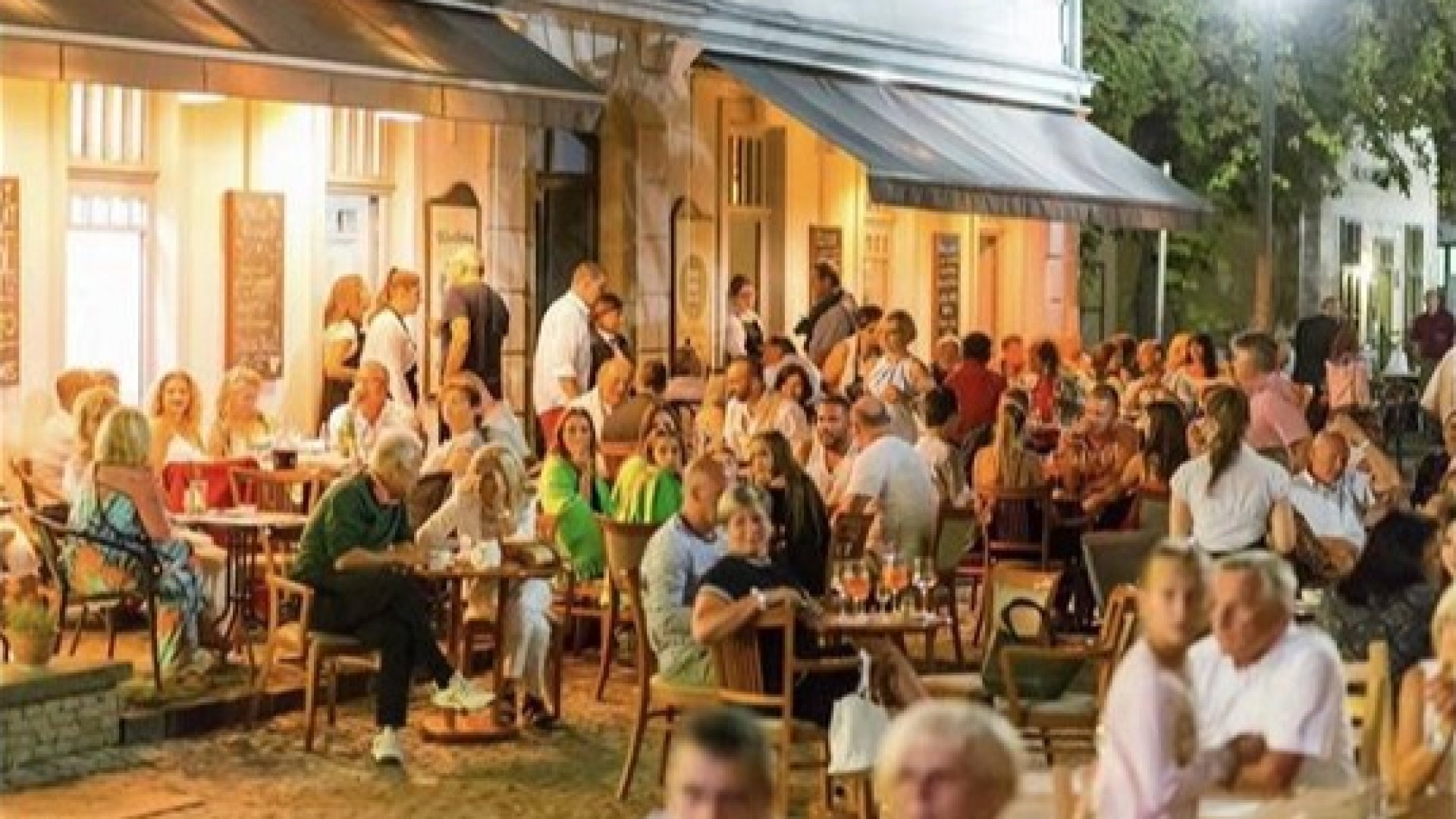 Meguntam az összes kávézót, cukrászdát Balatonfüreden. Úgy döntöttem, keresek valami új törzshelyet, ahol minőségi a kávé és a s Valami újra vágytunk Füreden: beugrottunk a Kedves Cukrászdába....