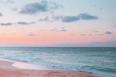 A világ legkülönlegesebb tengerpartjai: ahol rózsaszín vagy fekete homok, világító víz vár rátok