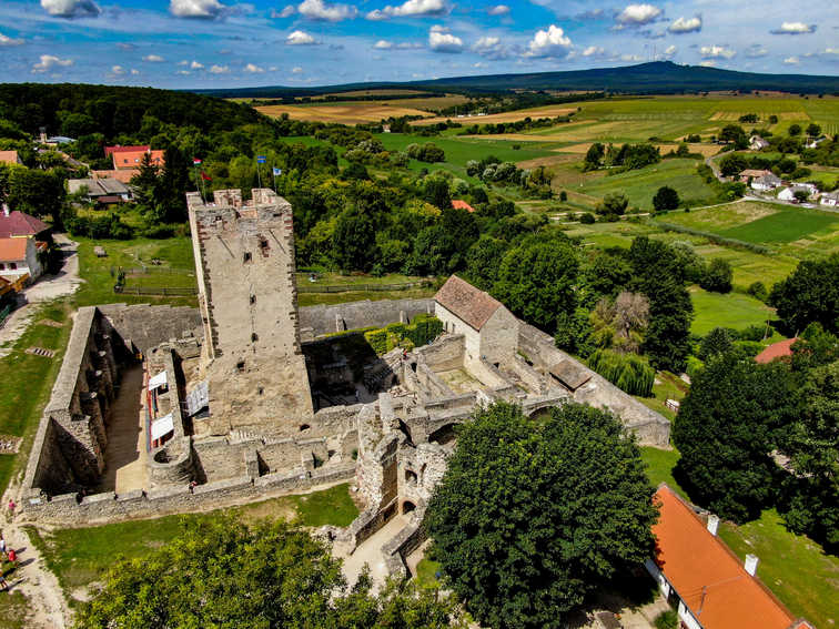 Nagyvázsonyi Kinizsi-vár felújítása