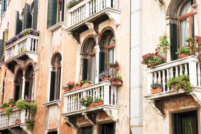 Mediterrán virágos erkélyek készítése