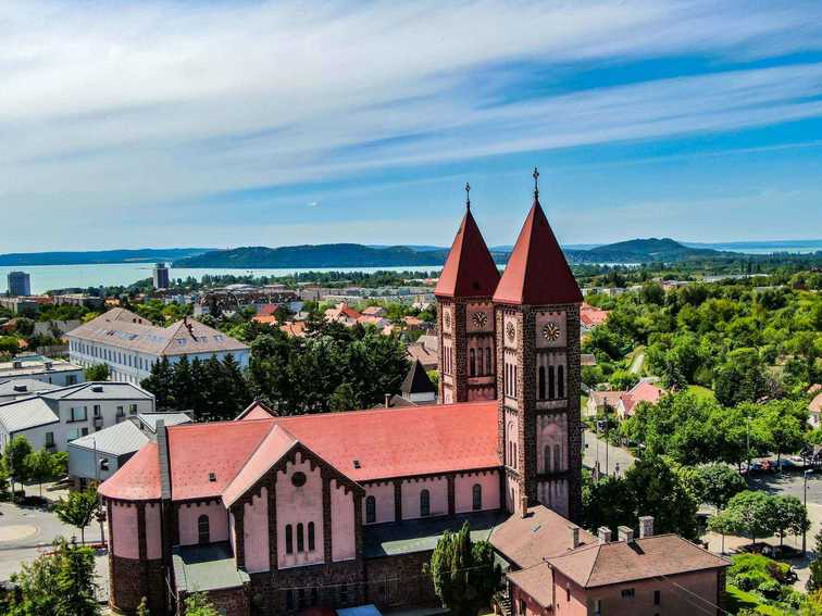 Balatonfüred nevezetességei: kulturális látnivalói, strandjai