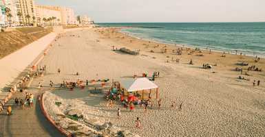 Spanyolországban kihipóztak egy tengerpartot a koronavírus miatt 