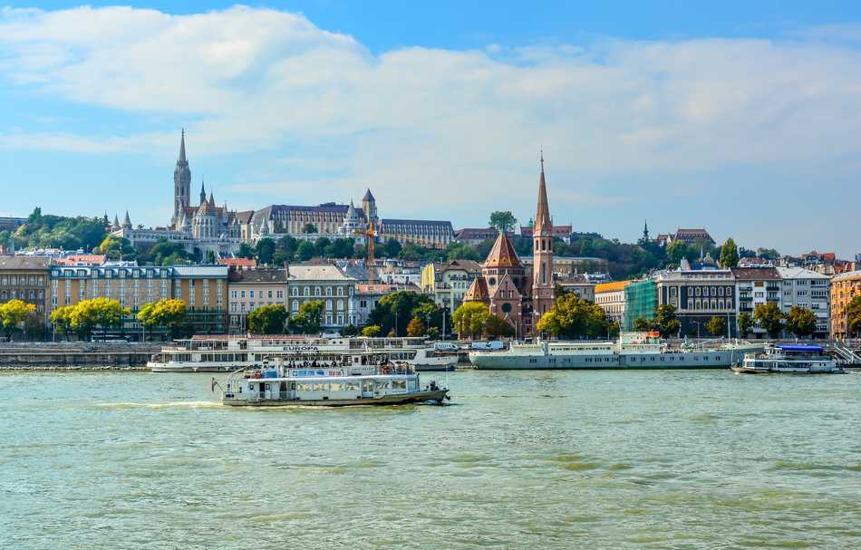 A Budai Várnegyed a Margit híd és az Erzsébet híd között található