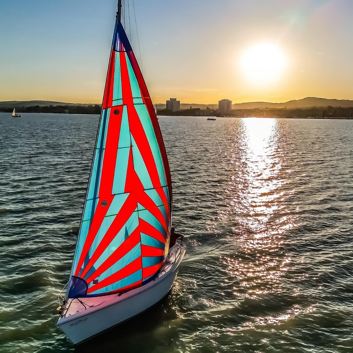 Vitorlázás a Balatonon