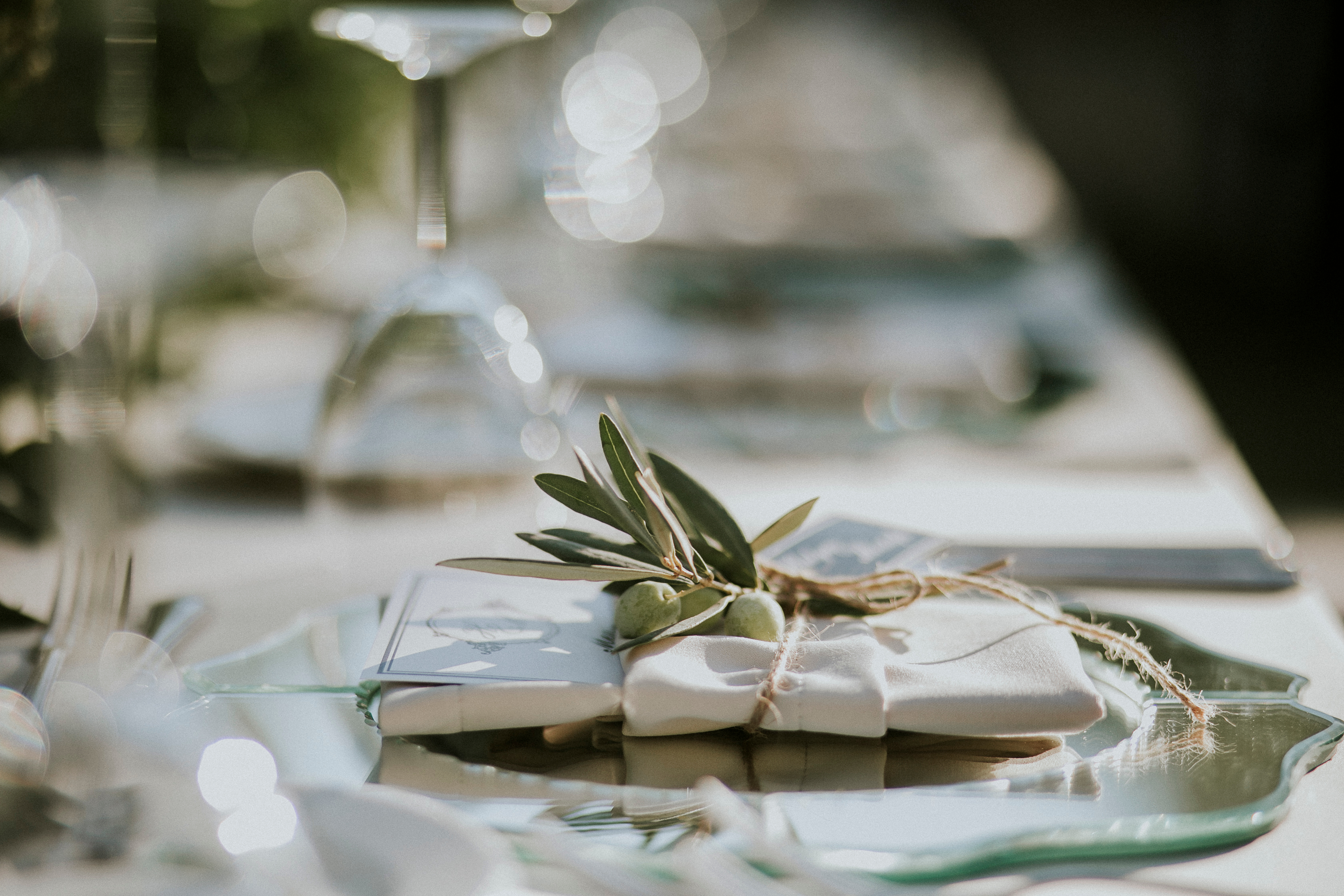 Mediterrán hangulatú esküvőhöz jól mutatnak az olíva levelek